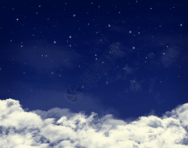 夜蓝天背景中的云彩和星图片