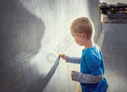 在墙上画小男孩背景图片