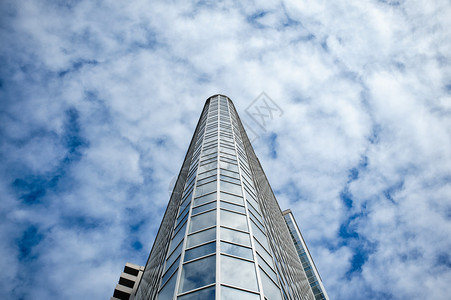 云背景上的摩天大楼图片