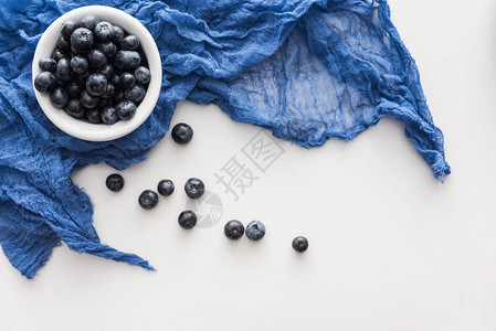 蓝布碗上甜蓝莓的顶视图图片