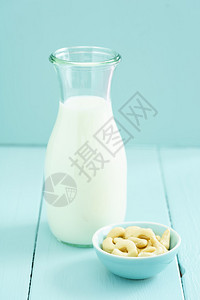 新鲜自制腰果牛奶瓶背景图片