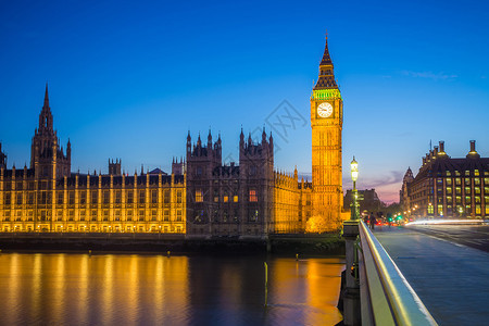 伦敦蓝色时刻的大本钟与议会背景图片