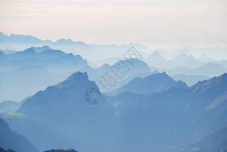 在薄雾瑞士阿尔卑斯山的景图片