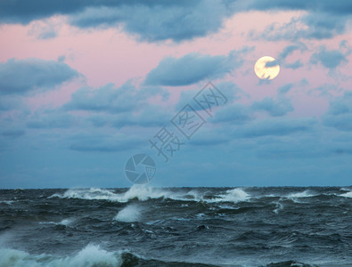 风雨如磐的大海与美丽的月亮图片