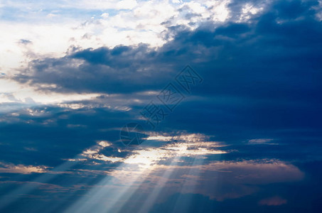 太阳的光芒穿过乌云图片