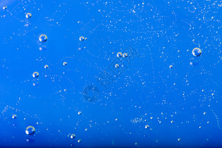 从带有气泡特写的液体中提取蓝色背景图片