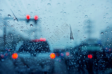 曼谷交叉街交汇处雨天交通堵塞的模糊背景图片