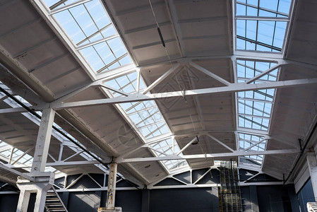 屋面防水在阳光明媚的日子里工厂内装着玻背景