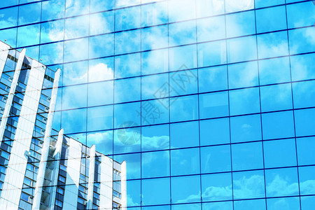 一幢高楼的一角映衬着蓝天白云图片