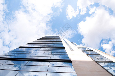玻璃建筑和蓝色天空图片