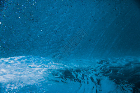 在大海中横轮波浪冲浪在奥图片