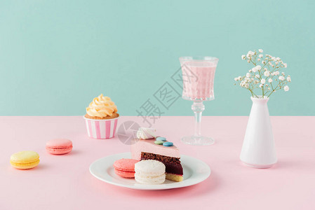 面粉纸杯蛋糕蛋糕和奶图片