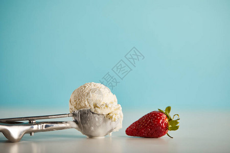 用勺子和草莓加蓝的冰淇淋图片
