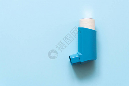 气溶胶用于在蓝色糊面背景上处图片
