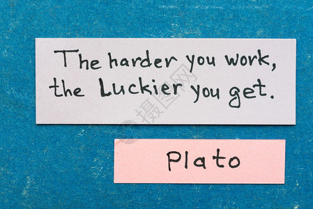 有名的古希腊哲学家柏拉图在老式纸板上用粘贴笔记引用关于硬图片