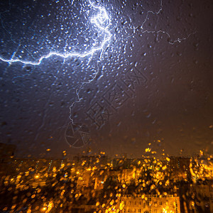 乌云雷电和暴风雨席卷城市图片