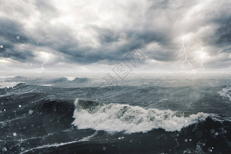 与高浪和雷击的风雨如磐的海景背景图片