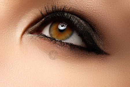 眼妆美丽的眼睛复古风格化妆假日化妆细节眼线笔化妆品和化妆时尚面貌的图片