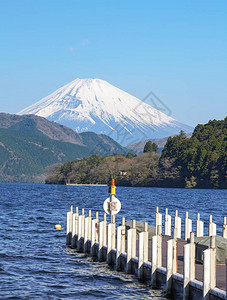 美丽的芦湖和山秋天的富士山图片