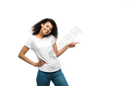 身穿白色T恤衫的非洲快乐女孩用手指着手指图片