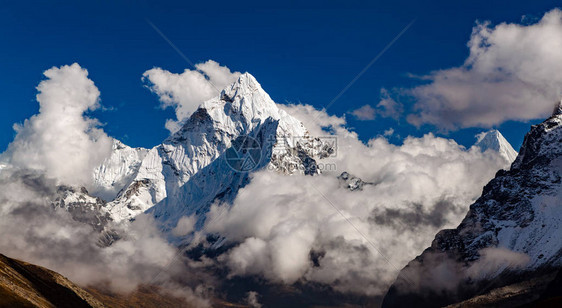 珠穆朗玛峰地区萨加玛塔公园的阿玛达布拉姆山尼泊尔喜马拉雅励志景观在蓝天的喜马拉雅山峰图片