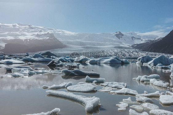 冰雪融化在冰的Fjallsarlon湖中漂浮图片