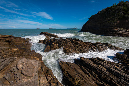 海浪撞击岩石的美丽风景图片