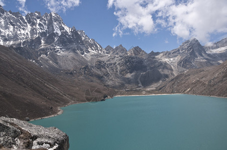 在尼泊尔喜马拉雅山上4700米处的Gokyo湖清蓝水图片