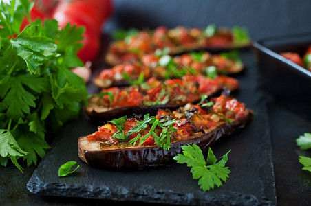 烤茄子配西红柿大蒜和辣椒粉背景图片
