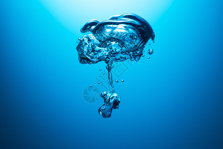 蓝色背景的海底气泡在演播室拍摄图片