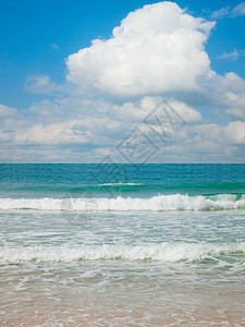 地中海滩上的海浪拍打图片