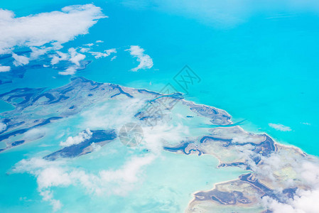 巴哈马的空中景象令人惊叹的岛屿沙条和珊瑚礁以及绿海图片
