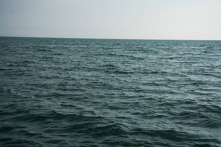 平静的蓝色海浪图片