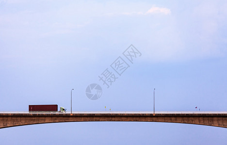 在高桥上行驶的卡车背景图片
