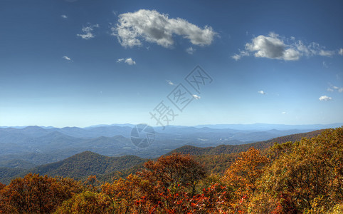 美国佐治亚州最高海拔的布拉斯敦湾秋季蓝脊山景象图片