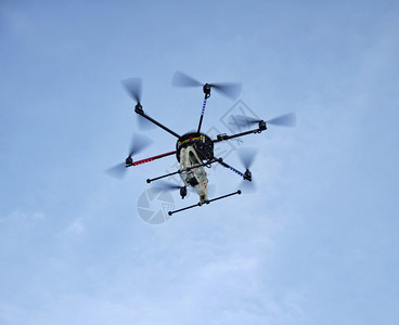 意大利飞行的esacopter图片