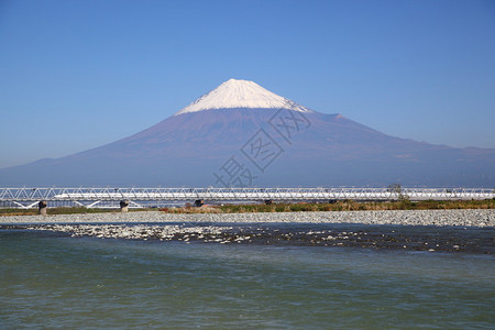 富士山和日本静冈新康森图片