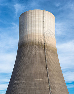 一座核电厂的大烟囱关闭在蓝天的深处有云图片
