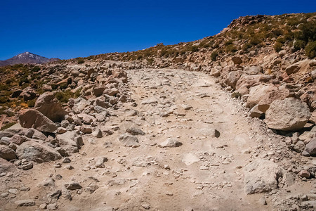由大块岩石头和巨石组成的山地公路图片