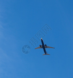 飞机在蓝天下飞行特写图片