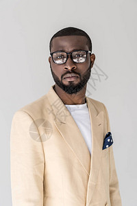英俊时尚的年轻非洲男子的肖像戴眼镜看着灰色图片