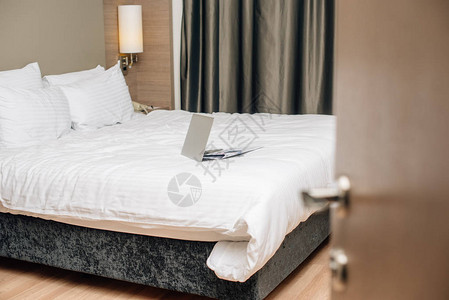 现代旅馆套房床图片