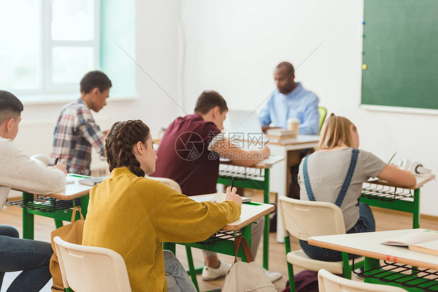 读取高中学生写作和笔记本电图片