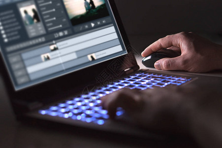 使用笔记本电脑进行视频编辑专业编辑为商业电影或电影添加特殊效果或颜色分级素材在计算机中图片