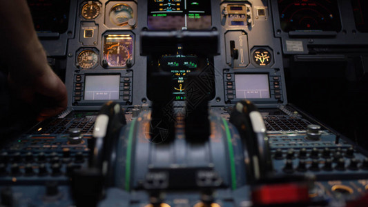 双引擎客机的推力杠杆中心前方仪器面板上的超力杠杆背景4K中可见图片