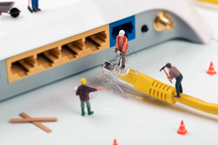 维修网络连接的工人在互联网上修图片