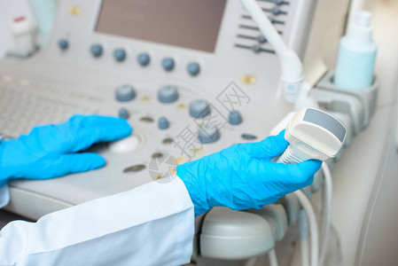 使用超声波扫描仪用手套拍摄产科妇产科医图片