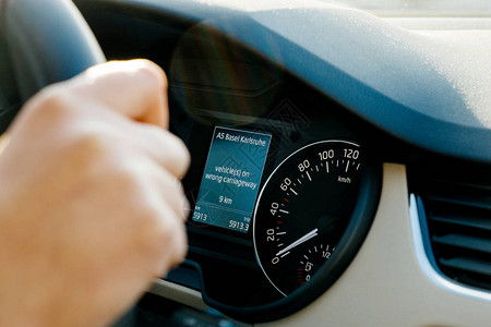 大众汽车车载计算机在巴塞尔和卡尔斯鲁厄市附近的错误车道上通知驾驶员车辆与智能GPS和DAB公告的现代通信背景