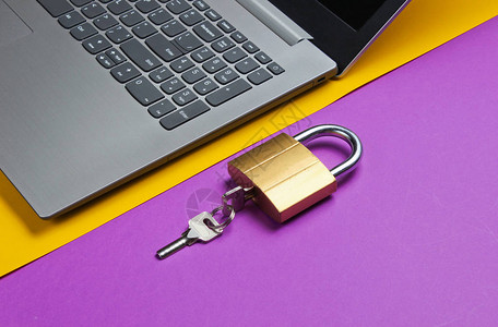 计算机保护概念互联网安全笔记本电脑和锁定紫黄纸图片