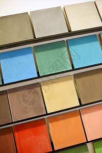 陈列室货架上的彩色瓷砖图片